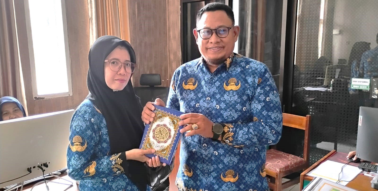 MAN 4 Bone Serahkan 43 Mushaf Wakaf Al-Qur’an Ke Kementerian Agama Kabupaten Bone