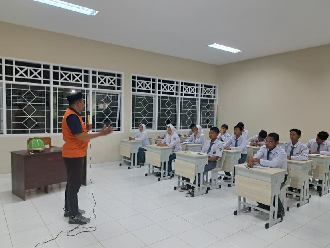 Kepala MAN 4 Bone Bawakan Materi Kepemimpinan Pada Diksar PKS Sektor MAN 4 Bone