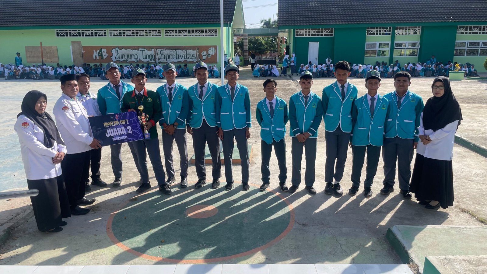 Tim Futsal Putra MAN 4 Bone Persembahkan Piala Ke Madrasah