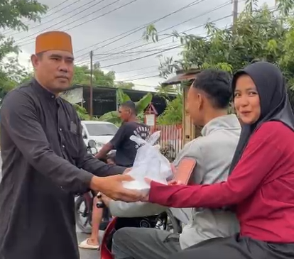 Tebar Kebaikan Di Bulan Penuh Berkah, Keluarga Besar MAN 4 Bone Bagikan Takjil Kepada Masyarakat