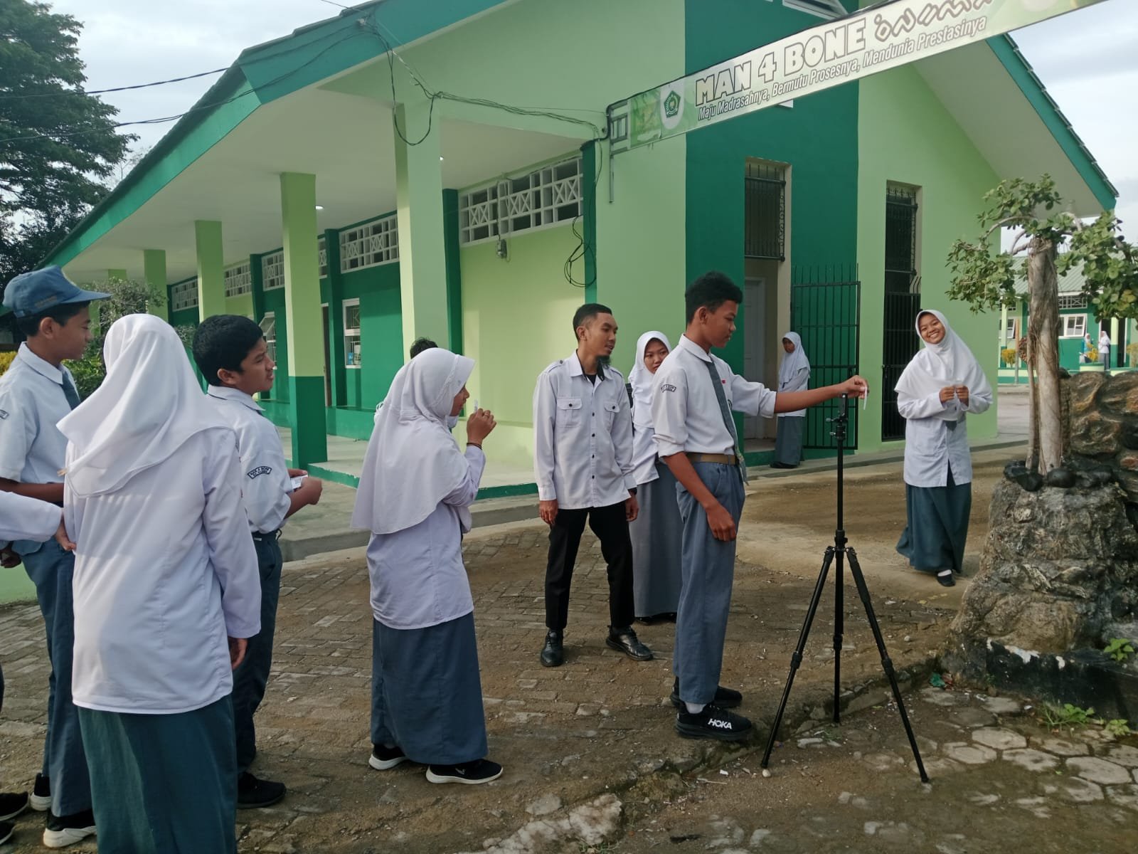 Simulasi Absesi Digital Barcode, Orang Tua Kini Bisa Pantau Kehadiran Siswa Secara Langsung Di MAN 4 Bone